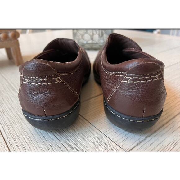 Clark’s women’s sz 11W brown slip on comfort loafers w/‎ silver buttons. Leather - Picture 8 of 8